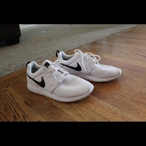 Women’s white nike roshes